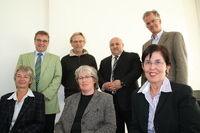 H. Jagau (links, stehend),präsentiert die Jury-Mitglieder (von links) N. Nangia,Prof. Dr. H. Geiling,S. Naß,H. Kurtulus,U. von Wrangell,Pastor Hans-Martin Joost