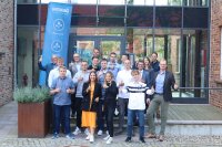 WEMAG-Personalleiter Michael Enigk (2.v.l.) und der Ausbildungsverantwortliche Frank Dumontie (r. hinten) begrüßen gemeinsam mit WEMAG Netz GmbH-Geschäftsführer Tim Stieger (1. v. r.) und providata GmbH-Geschäftsführer Ralf Borchert (1. v. l.) die neuen Auszubildenden und Dualstudierenden der WEMAG-Gruppe und ihrer Kooperationspartner