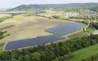 Knapp 6.700 Quadratmeter misst die neue Freiflächen-Fotovoltaikanlage der Stadtwerke. Rechts im Bild ist die ältere, seit 2010 bestehende Anlage zu sehen.