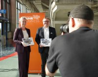 Andrea Henze, Oberbürgermeisterin der Stadt Gelsenkirchen, und Jörg Kemna, Geschäftsführer der Business Metropole Ruhr GmbH, bei der Vorstellung des Immobilienmarktberichts Ruhr in der VELTINS ARENA auf Schalke. 