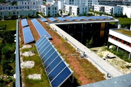 PV-Anlage von Green City Energy auf einem Dach der Genossenschaft FrauenWohnen München.jpg