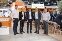 Sebastian Stelzer, Group Lead Product Management Industrial Ethernet (Weidmüller); Dr. Björn Griese, Head of Product Security (Weidmüller); Christian Pellkofer, Manager System Engineering OT/IoT (Fortinet), Dr. Thomas Bürger, Executive Vice President Automation Products and Solutions (Weidmüller); Roland Renner, Business Development Manager- Operational (Fortinet) verkünden die Partnerschaft auf der SPS in Nürnberg