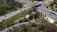 Blick aus der Luft auf die grabenlose Baumaßnahme in Brisbane. Der Verkehr auf der Fernstraße kann ungehindert weiterfließen.