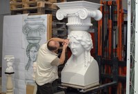 Der Bildhauer Raphael Johannes Strauch bei letzten Korrekturen an seinem Modell für die Hermenköpfe der Pergola am Alten Palais in der Firma NÜTHEN-Restaurierungen. Foto: Caparol Farben Lacke Bautenschutz/Günter Prust