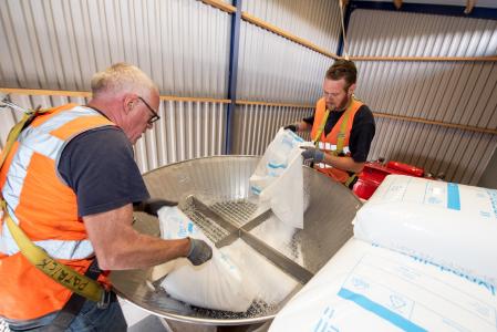 Als Logistikdienstleister steigt die sht bei Unternehmen aus der Kunststoffindustrie tief in die Wertschöpfungsprozesse ein und übernimmt produktionsvorbereitende Tätigkeiten wie die Silierung. (Foto: sht)