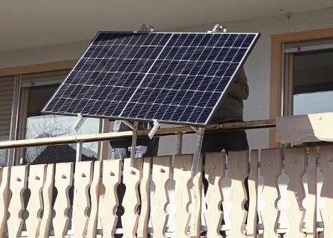 balkon-solar-mini-solaranlage-1200px-png.png.png