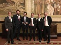 Stolze Preisträger für eine erfolgreichen IPO: Dr. Michael Pistauer, Vorstandsmitglied der VARTA AG (3. von links) und das Team der Berenberg Bank bei den Equity Capital Markets Awards / Quelle: VARTA AG