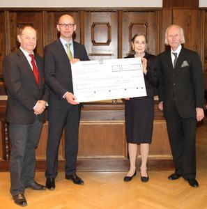 The Schkeuditz city government will use the donation to create new preschool spaces (f.l.) Lothar Dornbusch (mayor of Schkeuditz), Jörg Enke (senior mayor of Schkeuditz), Christiane Schaufler-Münch and Senator h. c. Peter Schaufler (CEO of BITZER SE)
