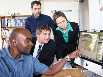 Teilen sich ein Büro – und lernen viel voneinander: Josphat Mukabi, Prof. Dr. Thomas Schmidt, Janntje Böhlke-Itzen und Martin Kühn / Foto: Gatermann