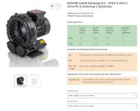 Das Bild zeigt den Seitenkanalverdichter K04MS, ein kompaktes und robustes Gerät mit einem Gehäuse aus hochwertiger Aluminiumlegierung. Der Verdichter ist in einem industriellen Umfeld positioniert, umgeben von typischen Komponenten wie Rohrleitungen und Schaltschränken. Die charakteristische zylindrische Form des Verdichters betont die aerodynamische Bauweise. Auf dem Gehäuse sind deutlich die technischen Kennzeichnungen und das ATEX-Zertifizierungslabel erkennbar.