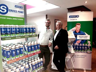 Jonas Jeskolski (Servicetechniker, links) und Hans-Jürgen Schmidt (Vertriebsleiter National, bluechemGROUP) präsentieren die Produkte für point S
