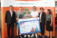 Die Gewinner des ALTANA Sonderpreises Chemie mit Volker Schebesta (MdL, Staatssekretär im Kultusministerium Baden-Württemberg), Dr. Anette Brüne (ALTANA) und Prof. Dr. Barbara Burkhardt-Reich (Projektleiterin 