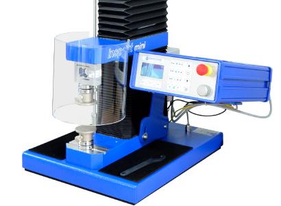 Universalprüfmaschine Inspekt mini 3 kN mit Schutzvorrichtung für die Prüfung von Sprengtabletten