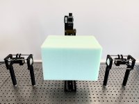 Laboraufbau einer Terahertz-Analyse bestehend aus Sende- und Empfangsantenne sowie das zu untersuchende Schaumprodukt in der Mitte