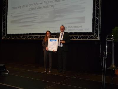 Dr. Tilo Hauke, Leiter der Konzernforschung bei SGL Carbon und Vorstandsmitglied des CCeV, überreichte einen der beiden CCeV-Studienpreise 2016 an Anja Nieratschker (25) für ihre Masterarbeit "Forming of Flat Dry Fiber AFP Laminates for Sandwich Panel Manufacturing", die an der TU München in Zusammenarbeit mit GE (General Electric) entstand