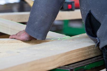 Z-LASER Laserprojektor LP-HFD2 zeigt in einer Schreinerei die Position für den zu platzierenden Nagelbinder an