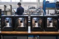 Mehrere baugleiche 3D-Drucker fertigen dasselbe Bauteil in Serie