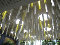 So kreativ können Akustikmaßnahmen sein: Die CapaCoustic Baffles, die in der Aula der Mittelschule Königsbrunn-Süd senkrecht von der Decke hängen, geben der Halle eine künstlerische Note (Foto: Caparol Farben Lacke Bautenschutz/Robert Zdunic)