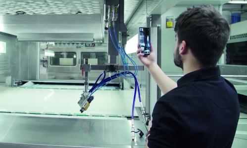 Using augmented reality, the service technician virtually intervenes in the room that he and the plant operator are currently looking at. By means of pointers or the display of symbols, he gives the operator concrete instructions for action