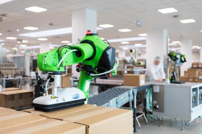Fanuc CR-15iA mit einem Vakuumsauggreifer von Schmalz