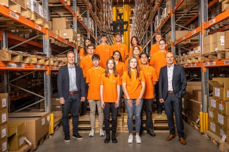 90 Lehrlinge starten in der D-A-CH-Region ihre Ausbildung bei Gebrüder Weiss. Hier im Bild: Stefan Oberhauser (links), Niederlassungsleiter Lauterach, und Willibald Nigsch (rechts), Niederlassungsleiter Wolfurt, mit den 13 neuen Lehrlinge aus Vorarlberg