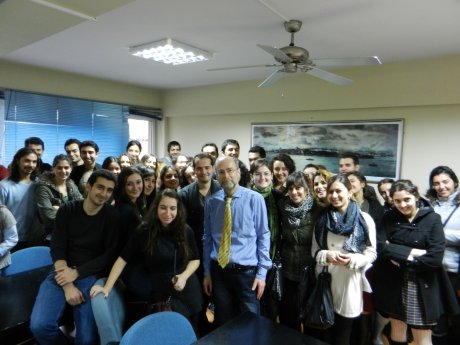Der Flensburger Fachhochschulprofessor Dr. Wolfgang Riggert mit Studierenden der Marmara- U.JPG