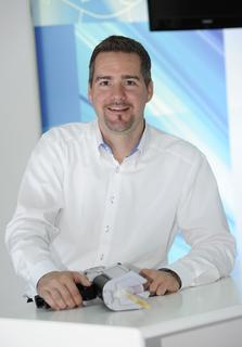 Dr. Adrian Jung, Chemiker im 3M Forschungszentrum in Neuss und Erfinder des so genannten "Ampelklebstoffs" / Foto 3M