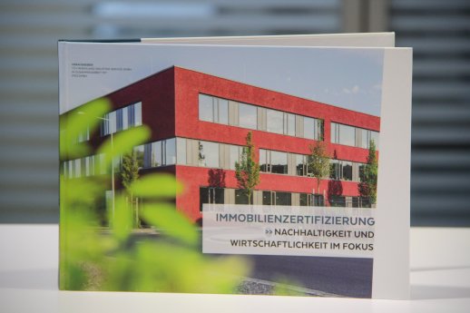 Foto Buch Immobilienzertifizierung.JPG
