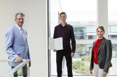 1.) Fridolin Steinriede, 18-jähriger Abiturient aus Bad Mergentheim, ist Preisträger des WITTENSTEIN-Stipendiums 2020 – im Bild mit Dr. Anna-Katharina Wittenstein, Vorstand der WITTENSTEIN SE, und Schulleiter Christian Schlegl in der Innovationsfabrik in Igersheim-Harthausen, Bilder: WITTENSTEIN SE