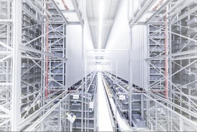 In den Gassen des Kommissionier-AKL sind auf der untersten Ebene Kommissionierstationen mit Durchlaufkanälen eingerichtet, die rückseitig direkt aus dem AKL bestückt werden