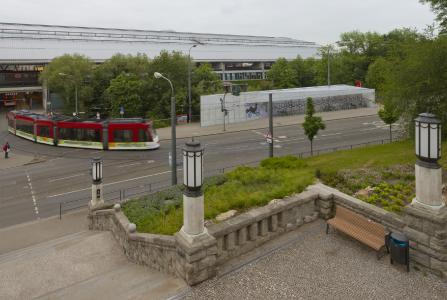 Die Radstation in unmittelbarer Nähe zum Erfurter ICE-Bahnhof wurde auf einem tortenstück-ähnlichen Restgrundstück erbaut, Foto: Michael Miltzow