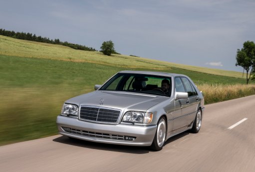 KW_V3_Klassik_Mercedes-Benz_W140_S-Klasse_Fahraufnahme_001.jpg