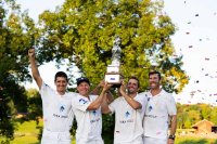 IGEA, die Sieger des 2026 East Coast Open Presented by Audi, feiern mit der Turniertrophäe. Bildnachweis: Greenwich Polo Club
