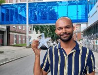 Nutzt sein Wissen über die Fähigkeiten von Seesternen für die Forschung: Der Doktorand Raman aus der Bionik der HSB. In der Hand hält der Wissenschaftler das von ihm entwickelte Material in Form von zwei Seesternen. Beutreut wird der 32-jährige Inder von Pof. Dr. Susanna Labisch und Prof. Dr. Jan-Henning Dirks. Copyright: HSB-Meike Mossig