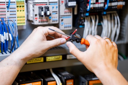 Weidmüller Bild_Schneiden – Cut it.jpg