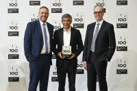 Preisübergabe: Dennis Jahn, Rangar Yogeshwar und Ralf Schmitt (v.l.n.r.). Foto: KD Busch.