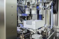 Mit den Endverpackungsanlagen  der Buhmann Systeme GmbH lassen sich Beutel, Trays, Tiefziehpackungen, Aluminiumschalen, Dosen, Flaschen und Gläser in verschiedenste Kartonagen verpacken.