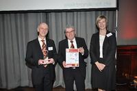 Weidmüller belegt bei der Leserwahl zum Produkt des Jahres 2012 in der Kategorie Automatisieren mit dem Industrial-Ethernet-WLAN Modul den 1. Platz. Den Preis haben entgegen genommen: (von links nach rechts) Martin John, Leiter Marktkommunikation Elektronik und Horst Kalla, Referent Fachpresse. Überreicht wurde die Auszeichnung von Andrea Gillhuber, Redakteurin Zeitschrift Elektronik