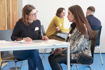 Speed Dating mal anders – im direkten Gespräch mit Vertretern hatten internationale Studierende nun die Möglichkeit, mit Unternehmen in Kontakt zu kommen