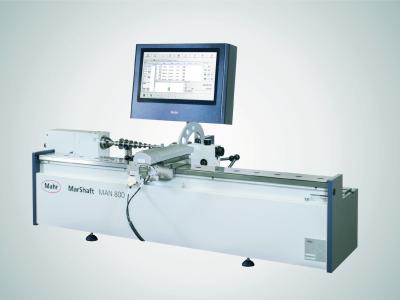 Produktiver Wellen messen: manueller Wellenmessplatz von Mahr mit neuem Auswerterechner