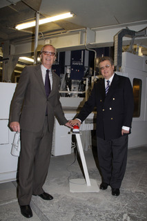 Dr. Gustav Krogbeumer (managing director of Phoenix) and Dr. Reinhold Festge (managing director of Haver & Boecker) energise the HAVER ROTO CLASSIC? by symbolically pressing the start-button