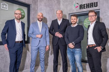 Eine strategische Partnerschaft mit Zukunft: (von links nach rechts) Peter Hertlein (Leiter New Business Development Window Solutions, REHAU), Manuel Skorbier (Consultant Digital Real Estate & IoT, iHaus AG), Carsten Heuer (Divisionsleiter Window Solutions, REHAU), Daniel Zauner (Leiter Marketing & Communications, iHaus AG) und Peter Kotzur (Marketing Director Window Solutions, REHAU). Bildrechte: REHAU