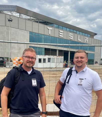 Thomas Reischl und Andreas Schwaiberger vor der Gigafactory.jpg