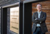 Professor Matthias Hein vor dem Antennenmesslabor der TU-Ilmenau; Foto: © TU Ilmenau 