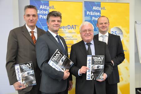 Pressekonferenz zum DAT-Report 2012: Wolfgang Michel (Chefredakteur »kfz-betrieb«), Jens Nietzschmann (stv. Geschäftsführer DAT Group), Volker Prüfer (Geschäftsführer DAT Group) und Siegfried Trede (Abteilungsleiter DAT Group) / Foto: Richter