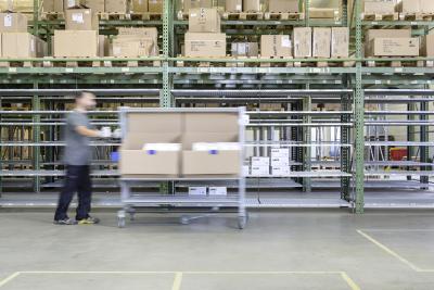 Früher kommissionierte uvex safety logistics per Hubwagen und Palette. Viel einfacher rollt’s mit dem leichtläufigen Pick&Pack-Wagen samt 5. Rad für den schnellen Richtungswechsel / Foto: Steffen Spitzner