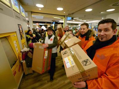 "Weihnachtspakete" für Verleger gepackt (Foto: Jost Wolf)