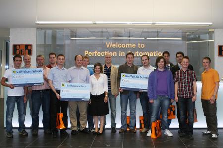 Stolz präsentieren die Gewinner des 2nd European Industrial Ethernet Awards ihre drei Hauptpreise