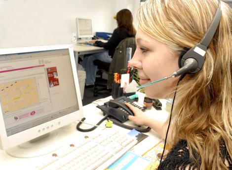 Mitarbeiterin Call Center mit Headset_250dpi.jpg