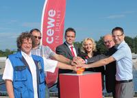 Gemeinsam eröffneten sie die Solarstromanlage auf dem CEWE Betriebsgelände in Eschbach (v. li. n. re.): Sven Bauer, Geschäftsführer Elektro Schillinger GmbH (haben Solaranlage installiert), Rolf Baumer, Werkstattleiter CEWE Eschbach, Martin Heiming, Geschäftsleitung CEWE Eschbach, Dr. Christine Hawighorst, Nachhaltigkeitsmanagement bei CEWE, Harald Kraus, Verbandsvorsitzender des Gewerbeparks Breisgau, Markus Riesterer, Geschäftsführer Gewerbepark Breisgau Gemeinsam eröffneten sie die Solarstromanlage auf dem CEWE Betriebsgelände in Eschbach (v. li. n. re.): Sven Bauer, Geschäftsführer Elektro Schillinger GmbH (haben Solaranlage installiert), Rolf Baumer, Werkstattleiter CEWE Eschbach, Martin Heiming, Geschäftsleitung CEWE Eschbach, Dr. Christine Hawighorst, Nachhaltigkeitsmanagement bei CEWE, Harald Kraus, Verbandsvorsitzender des Gewerbeparks Breisgau, Markus Riesterer, Geschäftsführer Gewerbepark Breisgau